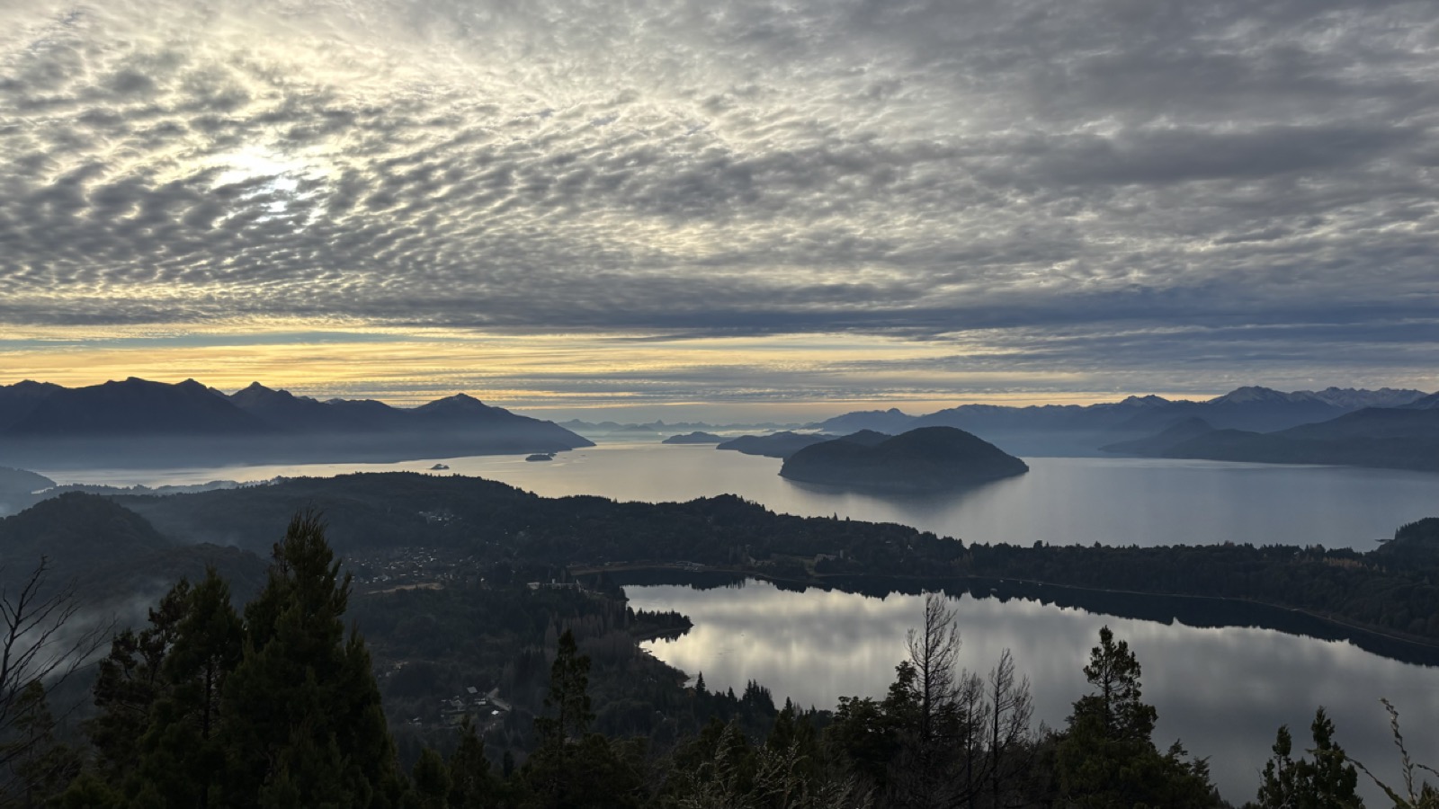 Amanecer nublado sobre el lago Nahuel Huapi desde el Cerro Campanario