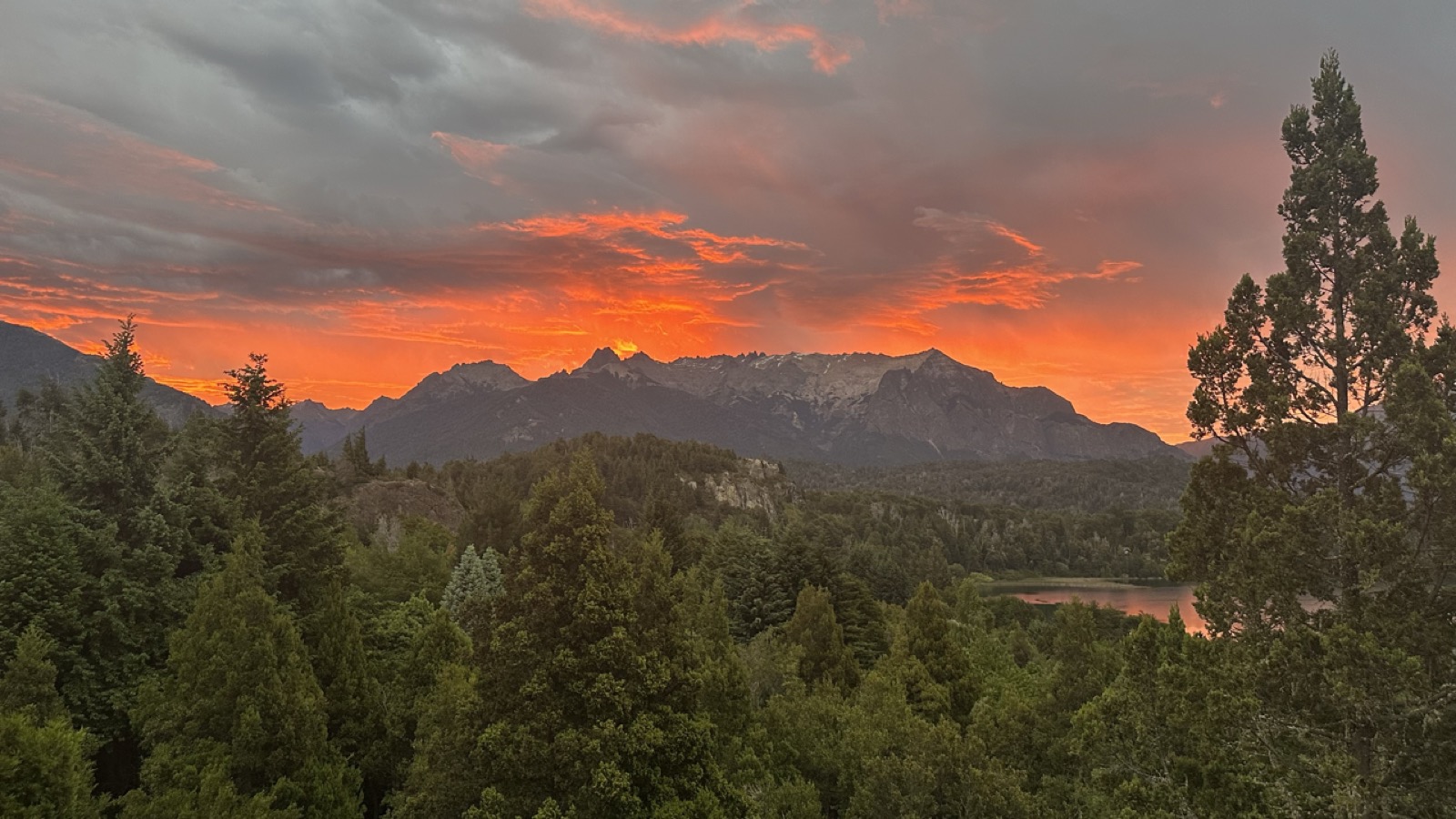 Atardecer encendido sobre la cordillera visto desde Altué Lodge