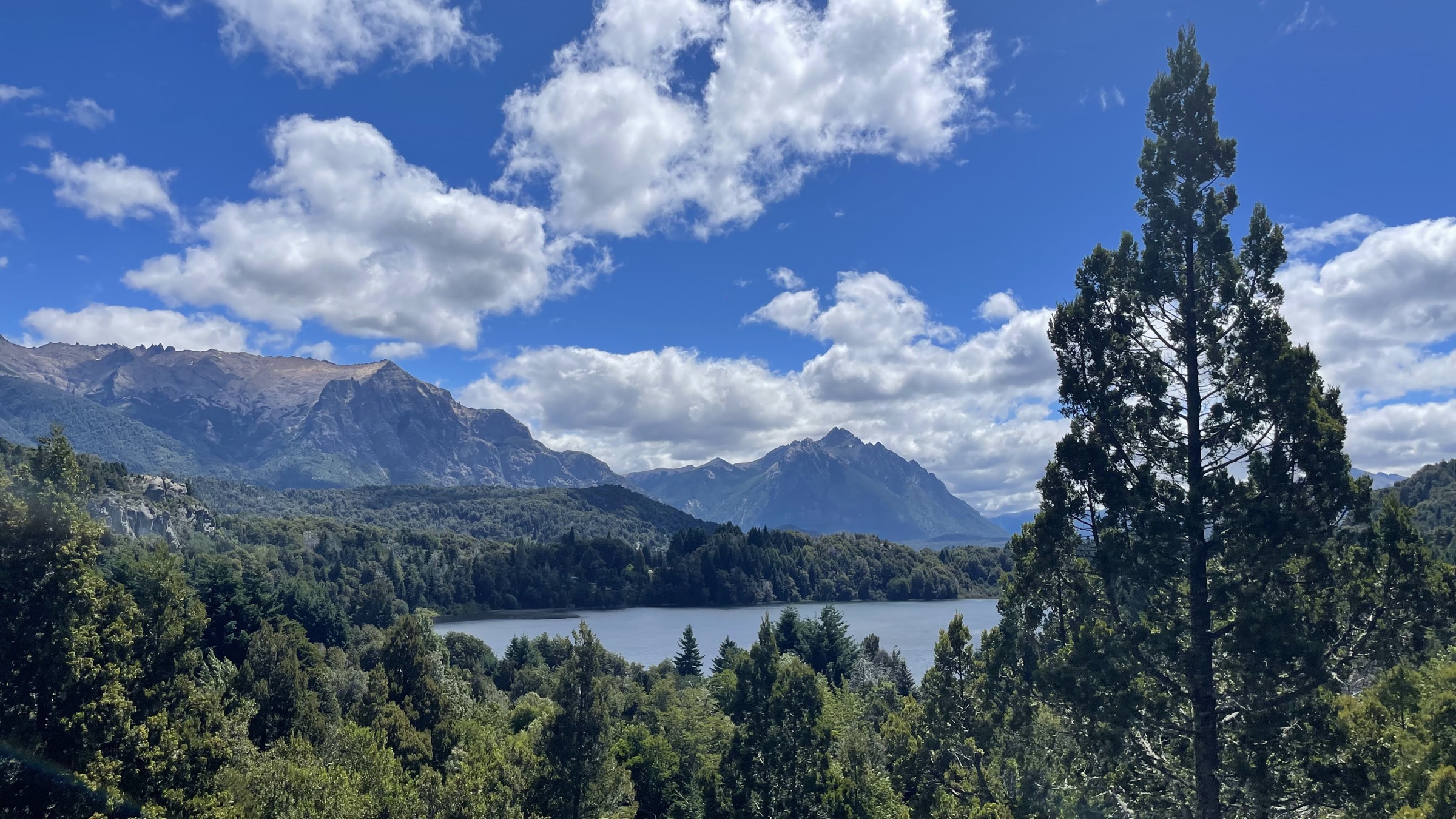 Vista panorámica del lago Nahuel Huapi y la cordillera andina desde el Cerro Campanario