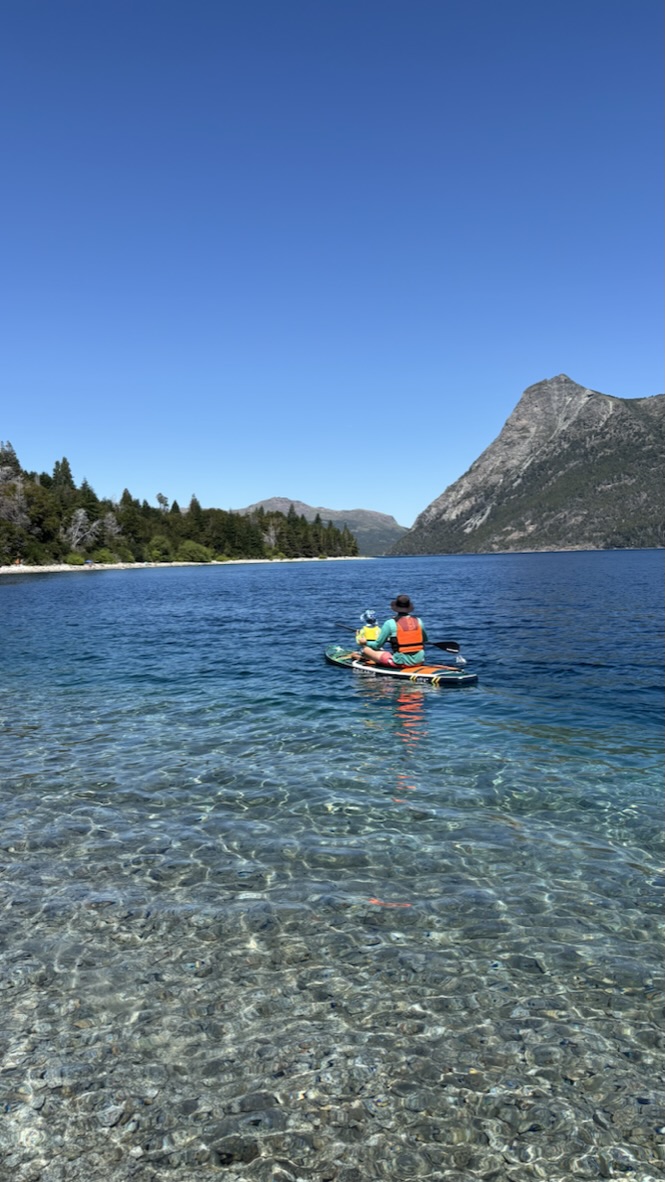 Cielo despejado y lago Nahuel Huapi en un día de verano
