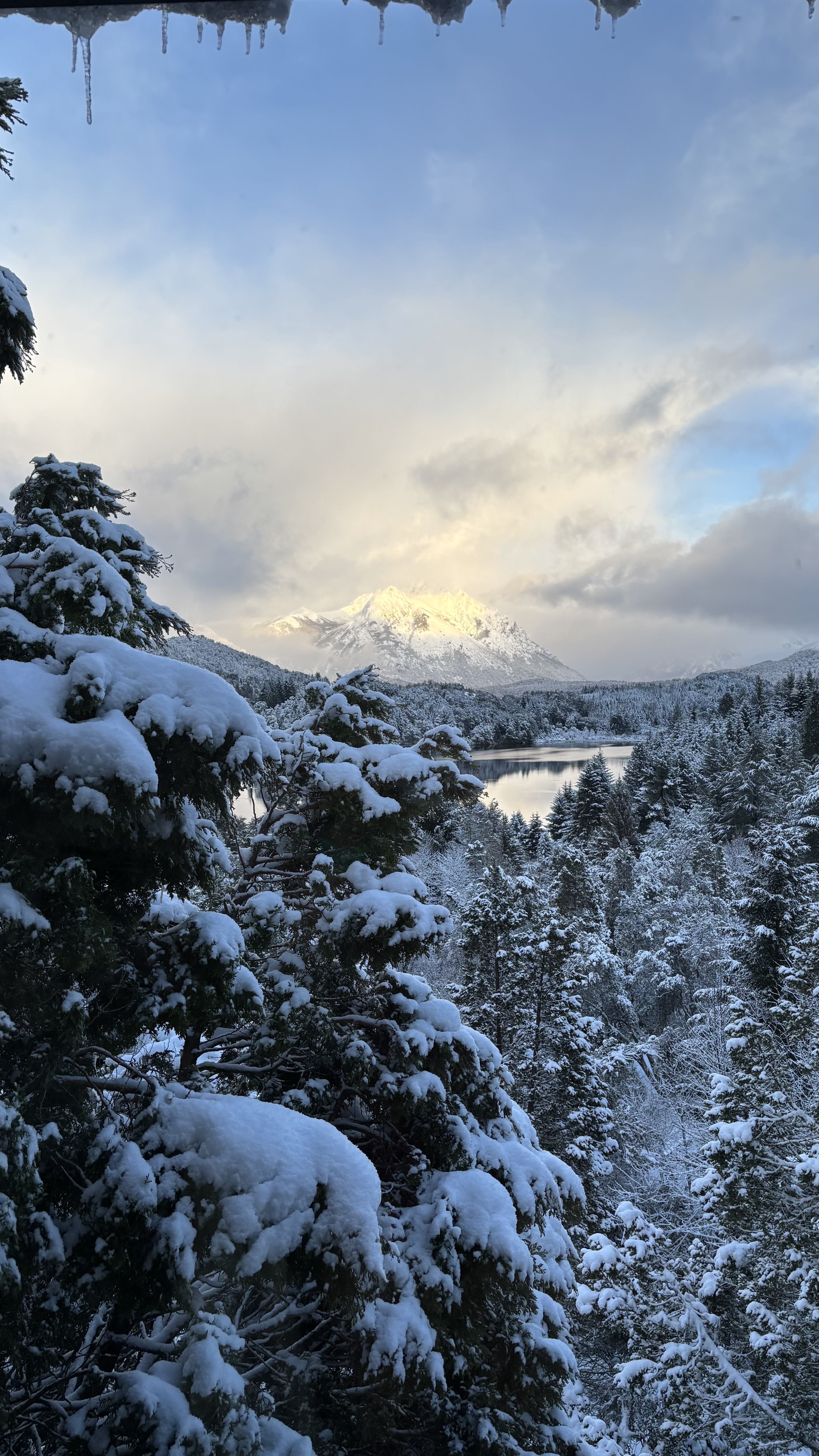 Lago congelado y cordillera nevada vistos desde Altué Lodge en invierno