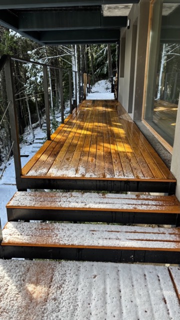 Galería de madera hacia el bosque