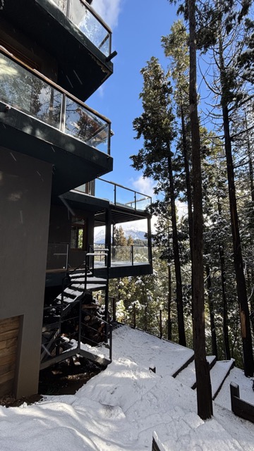 Escaleras y balcones asomados al bosque nevado