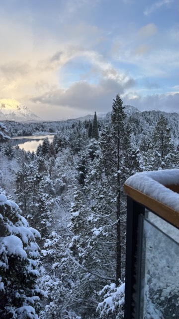 Arquitectura contemporánea con vista a la cordillera