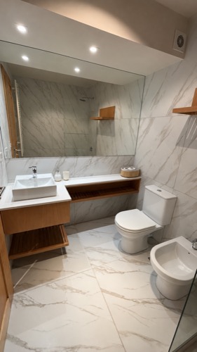 Baño principal revestido en mármol