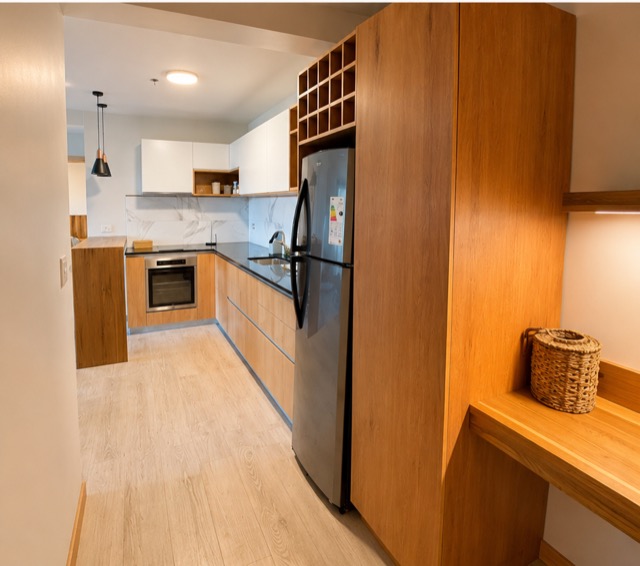 Cocina con heladera y acceso desde el pasillo